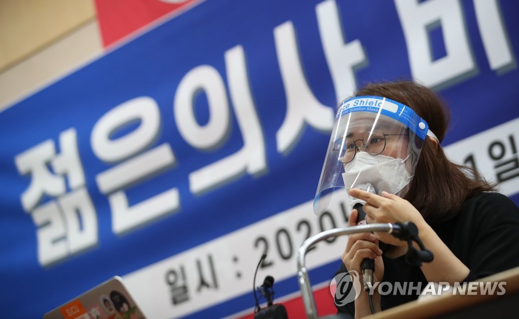 (서울=연합뉴스) 박지현 대한전공의협의회 비대위원장이 1일 오전 서울 영등포구 서울특별시의사회에서 열린 젊은의사 비상대책위원회 출범식에서 취재진의 질문에 답하고 있다. [연합뉴스 자료사진]