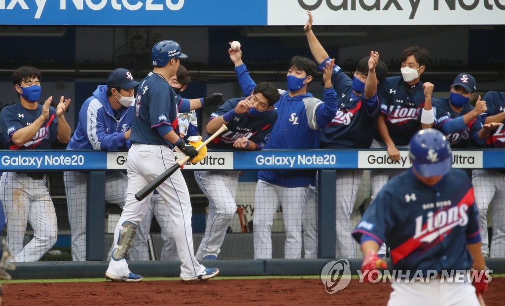 (대구=연합뉴스) 6일 오후 대구 삼성라이온즈파크에서 열린 프로야구 ‘2020 신한은행 SOL KBO리그’ NC 다이노스와 삼성 라이온즈의 더블헤더 1차전 경기. 5회 말 2사 상황에서 삼성 이원석이 솔로 홈런을 친 후 동료들의 축하를 받고 있다. 2020.9.6