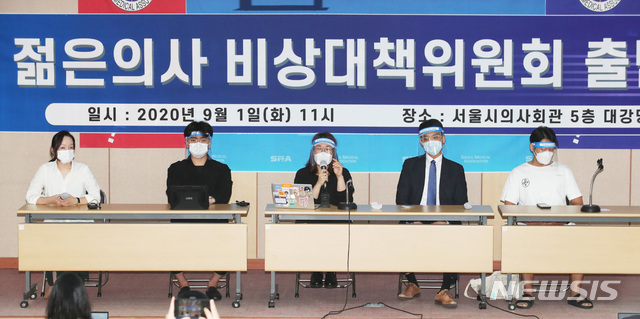 [서울=뉴시스] 1일 오전 서울 영등포구 서울특별시의사회에서 열린 젊은의사 비상대책위원회 출범식에서 박지현(왼쪽 세 번째) 대한전공의협의회 비대위원장이 취재진의 질문에 답하고 있다. 왼쪽 두번째부터 조승현 대한 의과대학교 의학전문대학원 학생협회 회장, 박 위원장, 김지성 전임의 비상대책위 위원장. 2020.09.01.