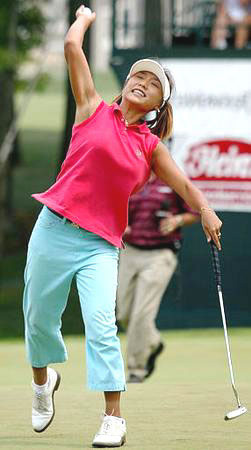 김미현이 2002년 LPGA투어 웬디스챔피언십 3라운드 18번 홀에서 극적인 파 퍼트 성공으로 우승을 확정지은 뒤 갤러리를 향해 공을 던지고 있다.  LPGA 홈페이지 캡처