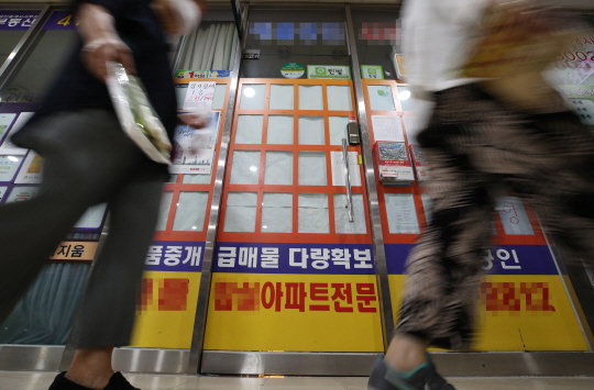 가을 이사철을 앞두고 서울 지역의 전세난 우려가 커지는 가운데 6일 송파구 한 상가 부동산중개업소의 매물 정보란이 텅 비어있다. 연합뉴스