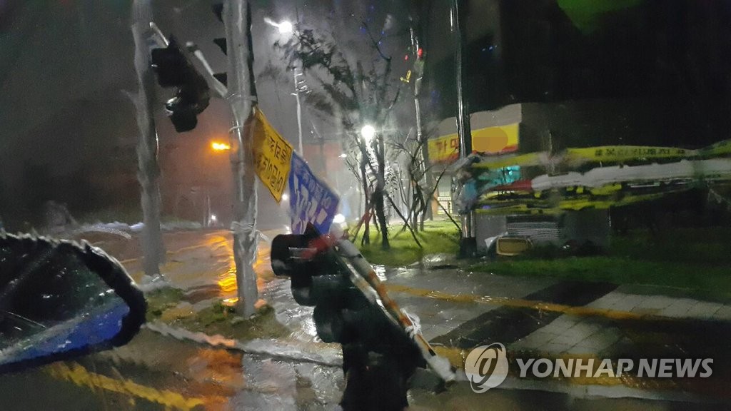 (부산=연합뉴스) 제10호 태풍 하이선이 북상하면서 7일 오전 부산 영도구에서 신호등이 강풍에 부러져 있다. 2020.9.7[부산경찰청 제공. 재판매 및 DB 금지]