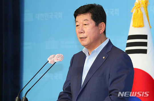 [서울=뉴시스] 박재호 더불어민주당 의원이 20일 서울 여의도 국회 소통관에서 다중사기범죄 피해방지법 발의 기자회견을 하고 있다. 2020.08.20.