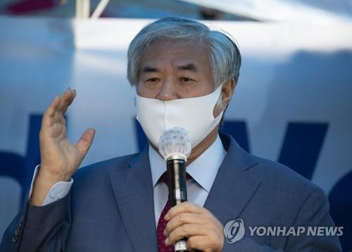 신종 코로나바이러스 감염증(코로나19) 치료를 받고 퇴원한 전광훈 목사가 지난 2일 오전 서울 성북구 사랑제일교회 앞에서 기자회견을 하고 있다. [연합뉴스 자료사진]