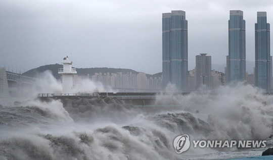 (부산=연합뉴스) 태풍 하이선이 북상 중인 7일 오전 부산 광안리 일대에 높은 파도가 몰아치고 있다. 2020.9.7