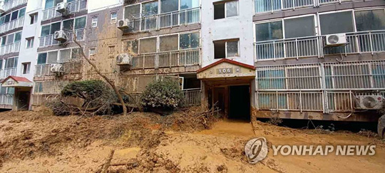 (거제=연합뉴스) 태풍 ‘하이선’ 영향으로 7일 오전 경남 거제시 한 아파트 인근에서 산사태가 발생해 흙과 나무가 주차장 등에 쏟아져 있다. 2020.9.7 [독자 제공. 재판매 및 DB 금지]