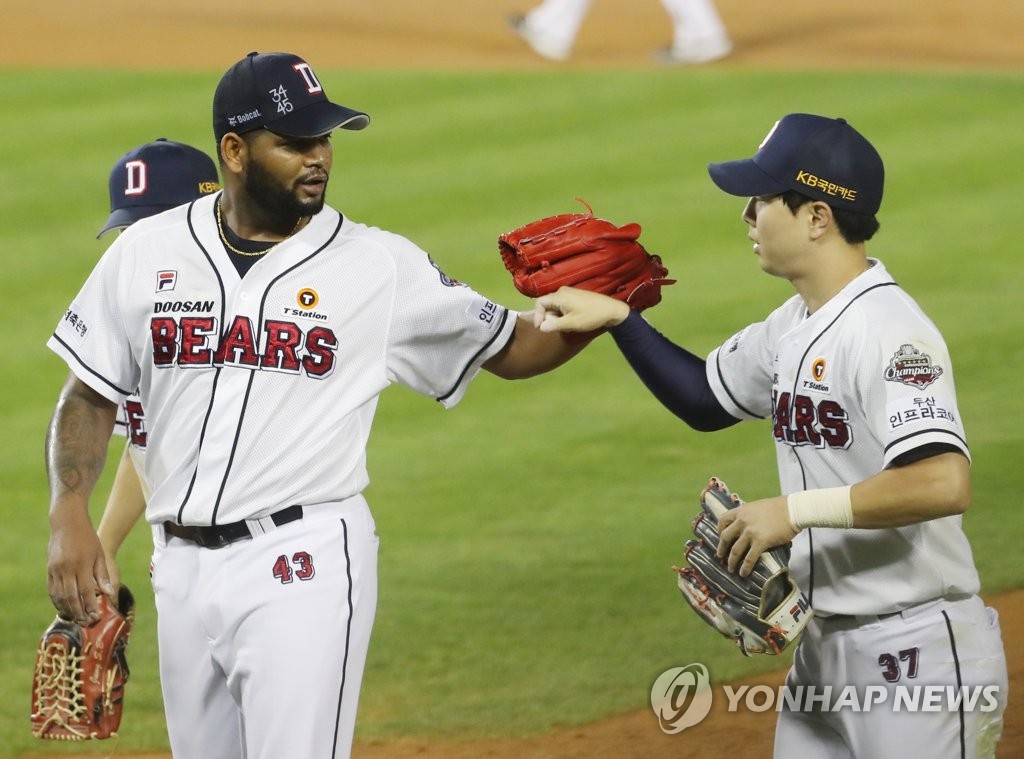 (서울=연합뉴스) 8일 서울 잠실야구장에서 열린 2020 프로야구 두산과 kt의 경기. 5회초 만루 위기를 넘긴 두산 선발투수 알칸타라와 박건우가 서로를 격려하고 있다. 2020.9.8