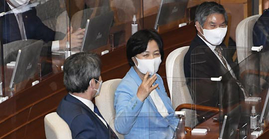 추미애(가운데) 법무부 장관이 8일 국회 본회의장에서 이인영(왼쪽) 통일부 장관과 대화하고 있다. 오른쪽은 정경두 국방부 장관. 연합뉴스