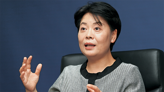 윤희숙 국민의힘 의원이 지난 2일 문화일보에서 문재인 정부의 부동산 정책을 설명하며 문제점을 지적하고 있다.