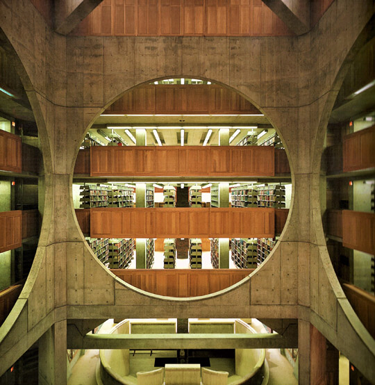 4개 층의 서고와 그 안에서 움직이는 사람들의 모습이 모두 보이는 중정 공간. 건축가는 이를 “책이 초대하는 장소”라고 불렀다. @Louis I. Kahn by Robert McCarter