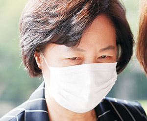 아들의 군 복무 휴가 특혜 청탁 의혹을 받고 있는 추미애 법무부 장관이 11일 오전 경기 과천시 법무부 청사로 출근하고 있다.  신창섭 기자
