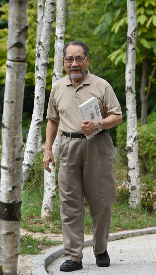 한상기 전 조지아대 명예교수는 인류의 가장 오래된 문화유산으로 작물을 꼽는다. 경기 수원 광교에 위치한 그의 아파트 주변 산책로는 책 집필 과정에서 생각을 정리할 수 있도록 도운 소중한 공간이다.