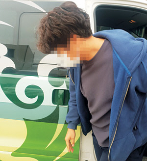 프로축구단 인턴으로 근무하고 있는 추미애 법무부 장관의 아들 서모 씨가 11일 오전 전북 전주 식당가에서 취재진과 마주치자 황급히 자리를 뜨고 있다.  김규태 기자