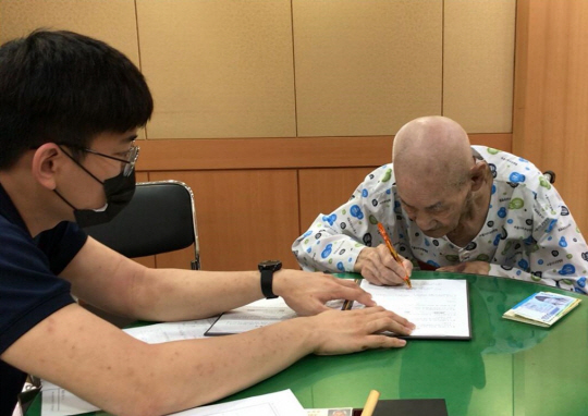 지난 7월 강준원씨가 딸의 뜻을 기리며 초록우산어린이재단 그린레거시클럽에 가입하고 있다.  초록우산어린이재단 제공