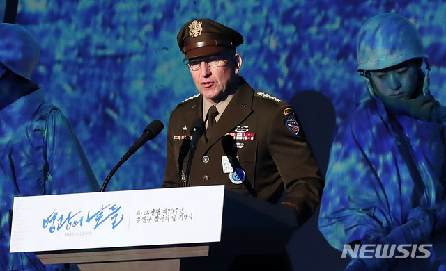 [서울=뉴시스]로버트 에이브럼스 주한미군사령관이 27일 서울 중구 동대문디자인플라자에서 열린 6.25전쟁 제70주년 유엔군 참전의 날 기념식에 참석해 인사말을 하고 있다. 2020.07.27.