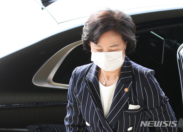 [과천=뉴시스] 추미애 법무부 장관이 지난 11일 오전 경기 과천시 법무부로 출근하고 있다. 2020.09.11.