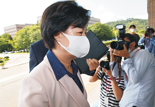 추미애 법무부 장관이 ‘군 휴가 미복귀’ 의혹으로 본인의 아들이 검찰 소환조사를 받은 하루 뒤인 14일 오전 경기 과천시 법무부 청사로 출근하고 있다.