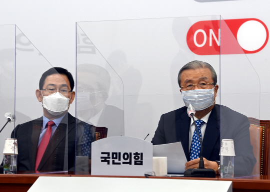 김종인(오른쪽) 국민의힘 비상대책위원장이 14일 오전 국회에서 열린 비상대책위원회에서 모두 발언을 하고 있다. 왼쪽은 주호영 원내대표.
