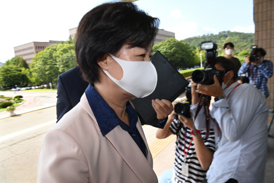 추미애 법무부 장관이 ‘군 휴가 미복귀’ 의혹으로 본인의 아들이 검찰 소환조사를 받은 하루 뒤인 14일 오전 경기 과천시 법무부 청사로 출근하고 있다.