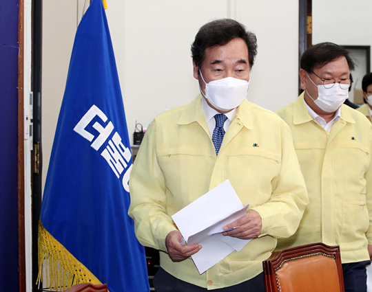 이낙연(왼쪽) 더불어민주당 대표가 14일 오전 국회에서 열린 최고위원회의에 참석하고 있다. 오른쪽은 김태년 원내대표.   국회사진기자단