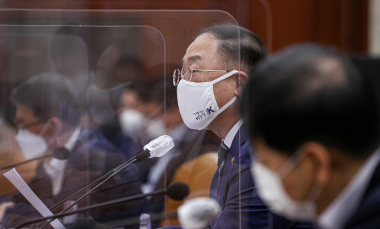 홍남기(오른쪽 두 번째) 부총리 겸 기획재정부 장관이 14일 서울 정부서울청사에서 열린 제281차 대외경제장관회의에 참석해 모두 발언을 하고 있다. 김낙중 기자