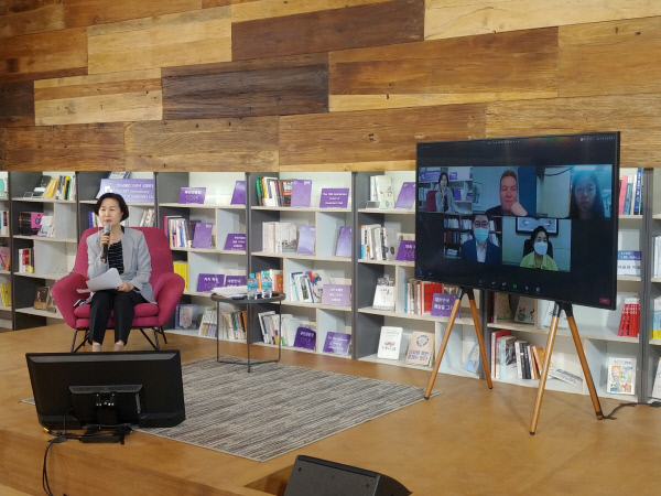 김수영 양천구청장이 목민관클럽 창립 10주년 기념 국제포럼을주재하고 있다. 양천구청 제공