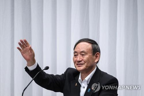 (도쿄 EPA=연합뉴스) 일본 집권 자민당의 총재 선거에 출마한 스가 요시히데 관방장관이 9일 도쿄 자민당 본부에서 열린 청년·여성국 주최 토론회에서 손을 흔들고 있다.