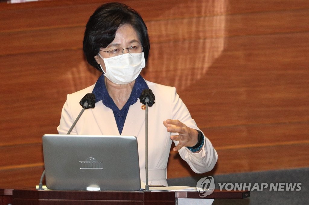 (서울=연합뉴스) 추미애 법무부 장관이 14일 국회 본회의장에서 열린 정치분야 대정부 질문에 출석, 의원 질의에 답변하고 있다.