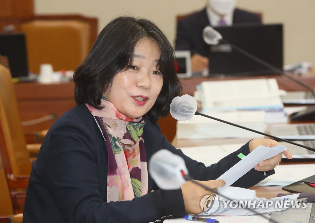 (서울=연합뉴스) 서울서부지검 형사4부는 14일 더불어민주당 윤미향 의원을 보조금 관리에 관한 법률 위반·사기·기부금품의 모집 및 사용에 관한 법률 위반·업무상횡령·업무상배임 등의 혐의로 불구속 기소했다고 밝혔다. 사진은 지난 7월 31일 국회 환경노동위원회 전체회의에서 질의하는 윤 의원. 2020.9.14 [연합뉴스 자료사진]