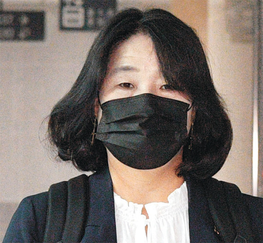 위안부 단체의 자금을 사적 유용한 혐의 등으로 불구속 기소된 윤미향 더불어민주당 의원이 15일 오전 국회 의원회관으로 출근하고 있다.   김선규 기자