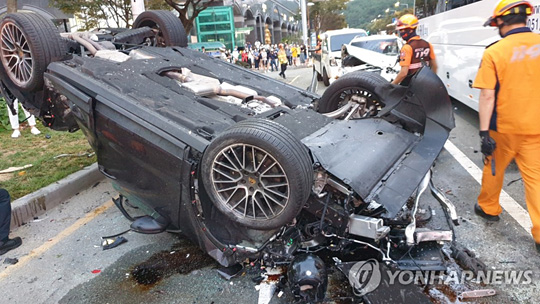 (부산=연합뉴스) 14일 오후 5시 43분께 부산 해운대구 중동역 인근 교차로에서 7중 충돌 사고가 나 운전자 등 7명이 다쳤다. 2020.9.14 [소방본부제공 제공. 재판매 및 DB 금지]