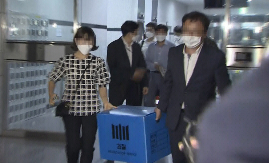 추미애 법무부 장관의 아들 카투사 복무 시절 휴가 미복귀 의혹 등을 수사 중인 검찰이 15일 국방부에서 압수수색을 마치고 압수물을 운반하고 있다.  연합뉴스