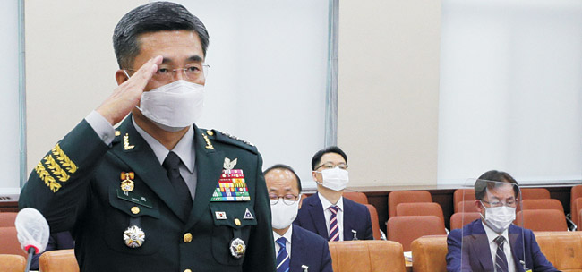 서욱 국방부 장관 후보자가 16일 오전 국회에서 열린 인사청문회에 출석해 거수경례를 하고 있다.  국회사진기자단
