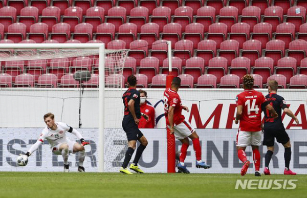 분데스리가의 라이프치히와 마인츠가 지난 5월 24일 독일 마인츠의 오펠 아레나에서 무관중으로 경기를 치르고 있다.   AP 뉴시스