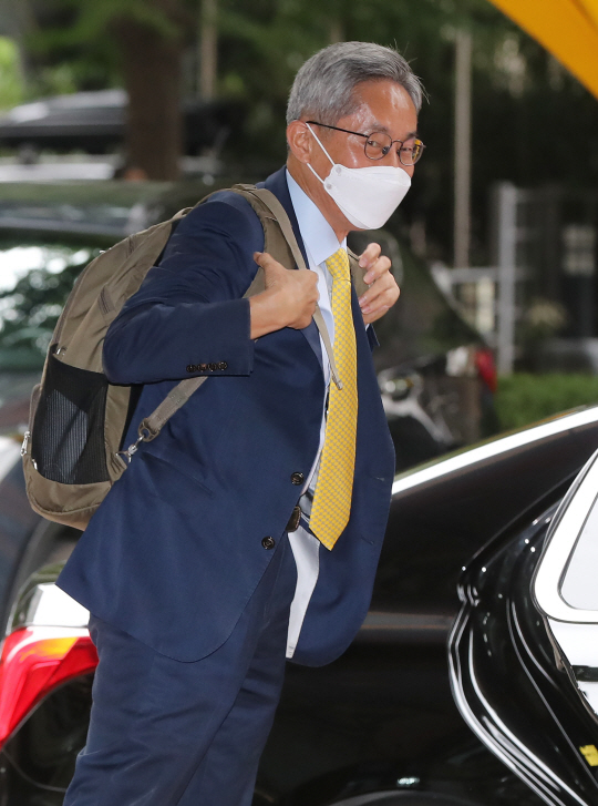 사실상 3연임에 성공한 윤종규 KB금융지주 회장이 17일 오전 평소 트레이드 마크인 배낭을 메고 서울 여의도 KB금융그룹 본사로 출근하고 있다. 연합뉴스