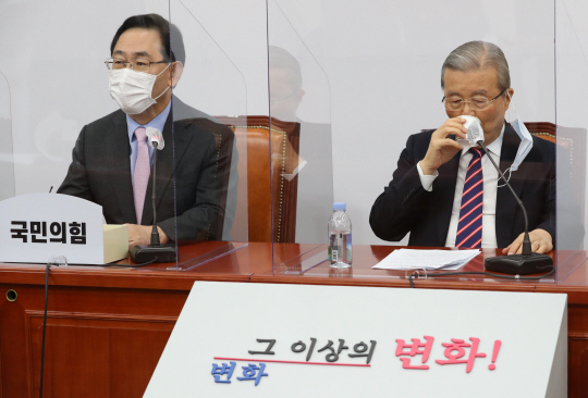 주호영(왼쪽) 국민의힘 원내대표가 17일 오전 서울 여의도 국회에서 열린 비상대책위원회의에 참석해 모두 발언을 하고 있다. 국회사진기자단