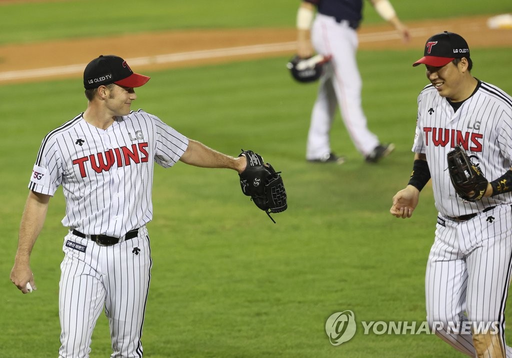 (서울=연합뉴스) 17일 오후 서울 송파구 잠실야구장에서 열린 프로야구 롯데와 LG의 경기. 6회초 위기를 넘긴 LG 투수 윌슨이 김현수와 함께 밝은 표정을 짓고 있다. 2020.9.17