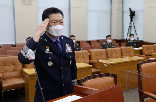 원인철 합참의장 후보자가 18일 오전 국회 국방위원회에서 열린 인사청문회에서 거수경례를 하고 있다.  국회사진기자단