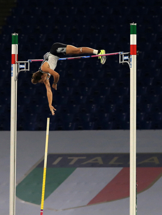 스웨덴의 아르망 뒤플랑티스가 18일 오전(한국시간) 이탈리아 로마올림픽스타디움에서 열린 IAAF 다이아몬드리그 남자 장대높이뛰기 결선 두 번째 시도에서 세계기록인 6ｍ15㎝를 넘고 있다. EPA연합뉴스