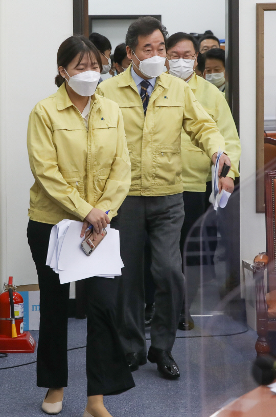 이낙연(앞쪽 두 번째) 더불어민주당 대표가 18일 ‘청년의 날’을 맞아 박성민(〃 첫 번째) 청년 최고위원을 앞세우며 국회 당 회의실에 입장하고 있다. 국회사진기자단