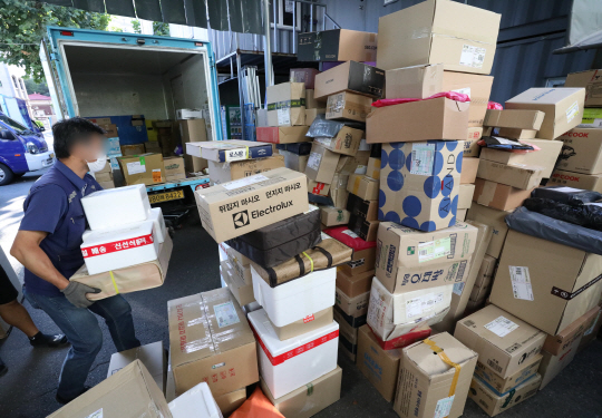 전국택배노조가 오는 21일부터 택배 분류작업을 전면 중단한다고 밝힌 가운데 18일 오전 서울 시내 한 물류센터에서 택배 노동자들이 분류작업을 하고 있다.  뉴시스