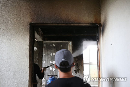 (인천=연합뉴스)  초등생 형제가 라면을 끓여 먹다 화재가 발생한 인천시 미추홀구 한 빌라에서 17일 오전 물청소 작업이 진행되고 있다. 2020.9.17