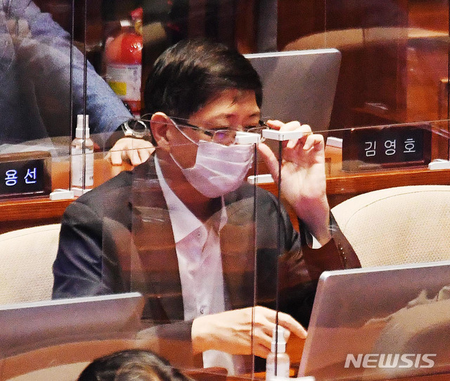 [서울=뉴시스]김홍걸 더불어민주당 의원이 16일 오후 서울 여의도 국회에서 열린 경제분야 대정부질문에 참석해 있다. (공동취재사진) 2020.09.16.