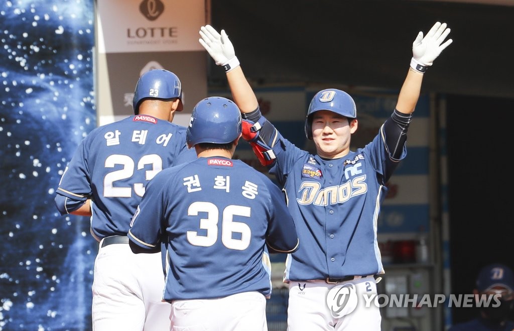 (부산=연합뉴스) 강덕철 기자 = 20일 부산 사직구장에서 열린 프로야구 NC 다이노스- 롯데 자이언츠의 더블헤더 1차전. 3회 초 2사 2, 3루에서 롯데 선발투수 이승헌의 폭투 때 NC 알테어와 권희동이 득점하고 있다. 더그아웃 밖으로 마중 나온 선수는 박민우. 2020.9.20