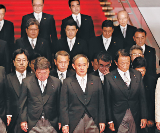 제2차 아베 신조 내각 출범과 동시에 관방장관에 올라 역대 최장기간 재임한 스가 요시히데(앞줄 가운데) 신임 일본 총리가 지난 16일 제99대 총리로 취임한 뒤 총리 관저 앞에서 기념사진을 찍기 위해 각료들과 함께 계단을 내려오고 있다. AP연합뉴스