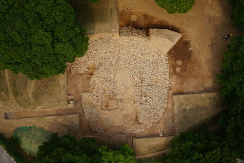 경북 경주 노서동에 위치한 금관총.  국립중앙박물관 제공