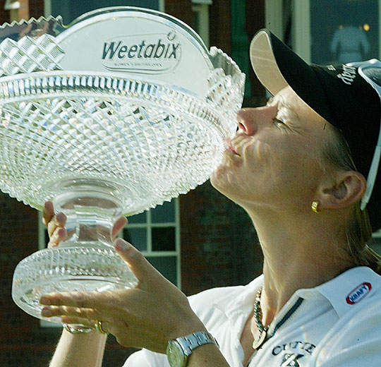 애니카 소렌스탐이 박세리에 1타차 역전승을 거두며 2003년 브리티시여자오픈 우승 트로피에 입맞춤하고 있다.  자료사진