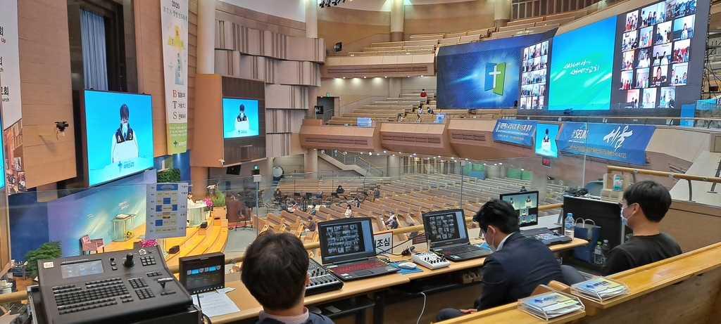 21일 경기 용인의 새에덴교회에서 열리는 대한예수교장로회 합동 교단의 첫 온라인 정기총회를 앞두고 관계자들이 20일 화상회의 시스템을 점검하고 있다. [새에덴교회 제공]