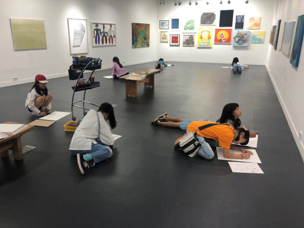 2019 미술주간 행사에 참여한 어린이들이 그림을 그리고 있다.