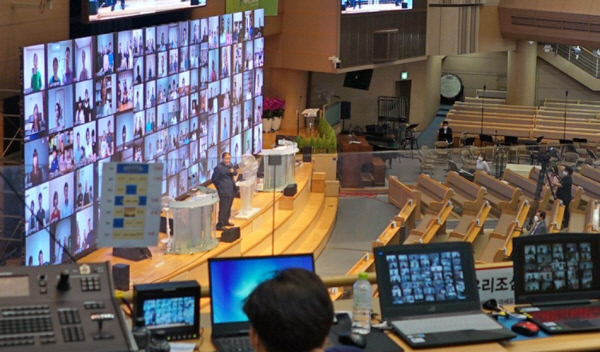 21일 경기 용인의 새에덴교회에서 열리는 대한예수교장로회 합동 교단의 첫 온라인 정기총회를 앞두고 관계자들이 20일 화상회의 시스템을 점검하고 있다. 새에덴교회 제공